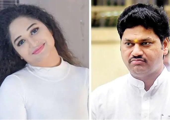 Court slaps Renu Sharma, blackmailing, ransom case: Police remand extended | रेणू शर्माला कोर्टाचा दणका, ब्लॅकमेलिंग, खंडणी प्रकरणी पोलीस कोठडीत वाढ Court slaps Renu Sharma, blackmailing, ransom case: Police remand extended | रेणू शर्माला कोर्टाचा दणका, ब्लॅकमेलिंग, खंडणी प्रकरणी पोलीस कोठडीत वाढ