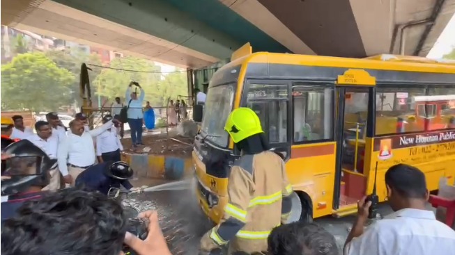 Smoke started coming from the school bus, due to the vigilance of Thane traffic police, a big loss of life was avoided | Video : शाळेच्या बसमधून धूर येऊ लागला, ट्राफिक पोलिसांच्या सतर्कतेमुळे मोठी जीवितहानी टळली Smoke started coming from the school bus, due to the vigilance of Thane traffic police, a big loss of life was avoided | Video : शाळेच्या बसमधून धूर येऊ लागला, ट्राफिक पोलिसांच्या सतर्कतेमुळे मोठी जीवितहानी टळली