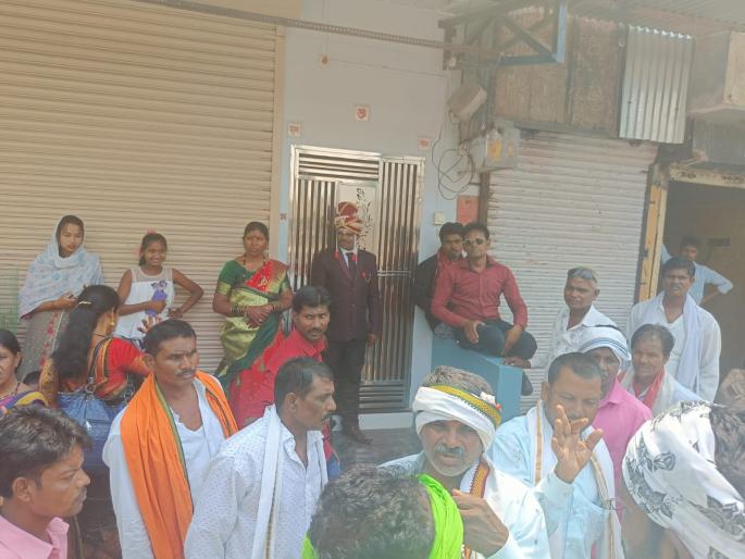 celebration ruined after fire breaks out near wedding venue | वरात लग्नमंडपाच्या दारावर अन् नवरदेवासमोरच उठले आगीचे लोळ! celebration ruined after fire breaks out near wedding venue | वरात लग्नमंडपाच्या दारावर अन् नवरदेवासमोरच उठले आगीचे लोळ!