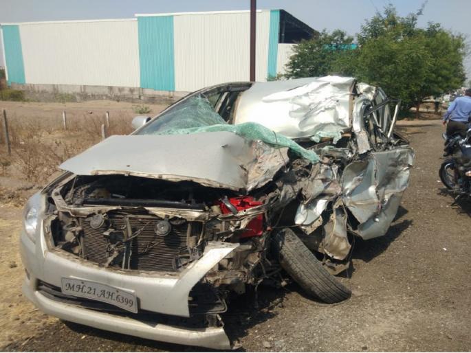 speedy car broke the divider and collided with the truck on the opposite side; One person in the car was killed on the spot | भरधाव कार दुभाजक फोडून विरुद्ध बाजूच्या ट्रकवर आदळली; कारमधील एकजण जागीच ठार