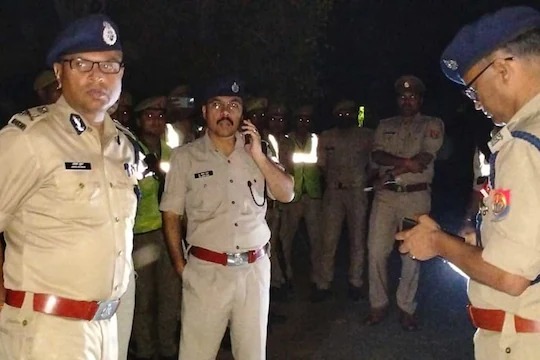 Crime News one sided love man commits triple murder in gorakhpur | एकतर्फी प्रेमातून ट्रिपल मर्डर! आई वडिलांसह मुलीला 'त्याने' रस्त्यात गाठलं अन् केली निर्घृण हत्या