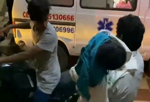 Video No ambulance, Andhra man carries son's body on bike for 90 km | Video - हृदयद्रावक! रुग्णवाहिकेसाठी मागितले खूप पैसे; हतबल बापाने बाईकवरून नेला लेकाचा मृतदेह Video No ambulance, Andhra man carries son's body on bike for 90 km | Video - हृदयद्रावक! रुग्णवाहिकेसाठी मागितले खूप पैसे; हतबल बापाने बाईकवरून नेला लेकाचा मृतदेह