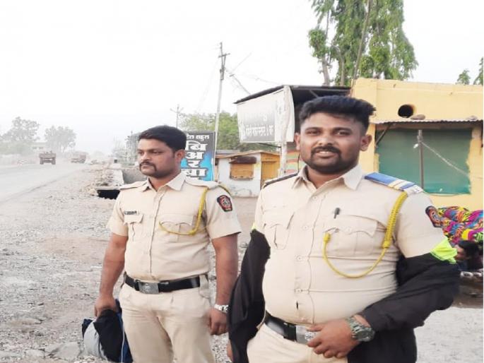 Two fake policemen handcuffed in khandani case of sand transporters | वाळू वाहतूकदारांकडून खंडणी उकळणाऱ्या २ तोतया पोलिसांना बेड्या, तथाकथित पत्रकार फरार Two fake policemen handcuffed in khandani case of sand transporters | वाळू वाहतूकदारांकडून खंडणी उकळणाऱ्या २ तोतया पोलिसांना बेड्या, तथाकथित पत्रकार फरार
