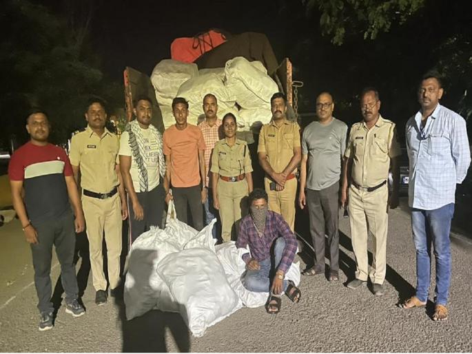 Gutka worth Rs 33 lakh seized from truck from Karnataka | कर्नाटकातून आलेल्या ट्रकमधून ३३ लाखांचा गुटखा जप्त, चालक ताब्यात Gutka worth Rs 33 lakh seized from truck from Karnataka | कर्नाटकातून आलेल्या ट्रकमधून ३३ लाखांचा गुटखा जप्त, चालक ताब्यात