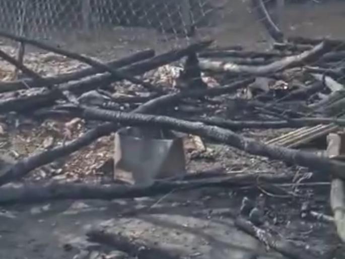 The house was burnt down, a short circuit caused a fire and two cowsheds were also burnt | घर झालं भस्मसात, शॉर्टसर्किटने लागली आग, दोन गोठेही जळाले The house was burnt down, a short circuit caused a fire and two cowsheds were also burnt | घर झालं भस्मसात, शॉर्टसर्किटने लागली आग, दोन गोठेही जळाले