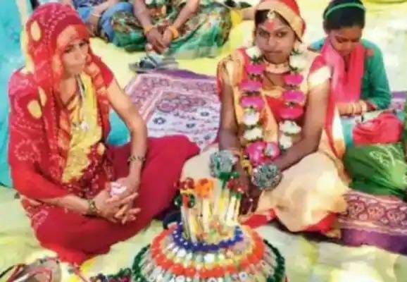 weird tradition in gujarat chhota udepur district girl married with her sister in law | ऐकावं ते नवलंच! नणंदेने वहिनीशी केलं लग्न; मंडपात घेतल्या सप्तपदी, सर्व विधी केले अन्... weird tradition in gujarat chhota udepur district girl married with her sister in law | ऐकावं ते नवलंच! नणंदेने वहिनीशी केलं लग्न; मंडपात घेतल्या सप्तपदी, सर्व विधी केले अन्...
