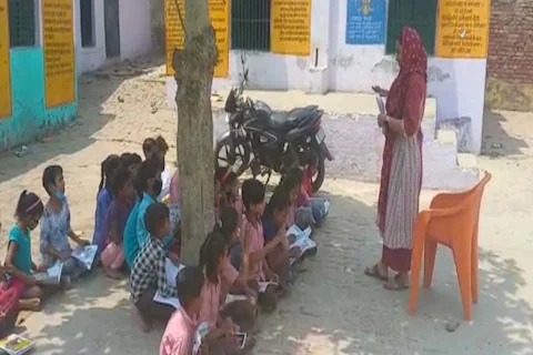 bulandshahr children are studying under tree lack of building in government primary school | धक्कादायक वास्तव! शाळा आहे पण छत नाही; कडाक्याच्या उन्हात तब्बल 450 मुलं घेताहेत शिक्षण bulandshahr children are studying under tree lack of building in government primary school | धक्कादायक वास्तव! शाळा आहे पण छत नाही; कडाक्याच्या उन्हात तब्बल 450 मुलं घेताहेत शिक्षण