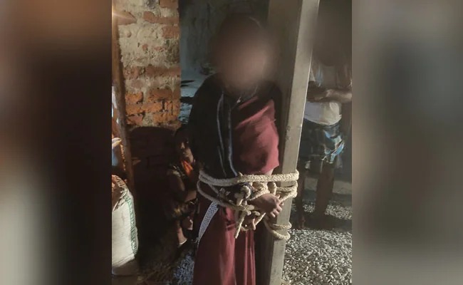 Wife tied up and beaten on accused of extramarital affair | विवाहबाह्य संबंधाच्या संशयावरून पत्नीला खांबाला बांधून मारहाण Wife tied up and beaten on accused of extramarital affair | विवाहबाह्य संबंधाच्या संशयावरून पत्नीला खांबाला बांधून मारहाण