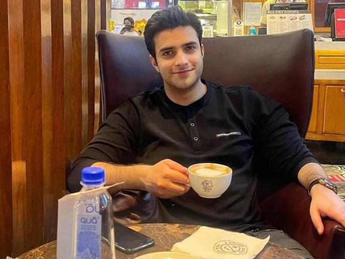 Young women are openly proposing to this handsome IAS officer, who is he? | या हँडसम IAS अधिकाऱ्याला तरुणी खुल्लमखुल्ला करताहेत प्रपोज, पाहा कोण आहेत ते?