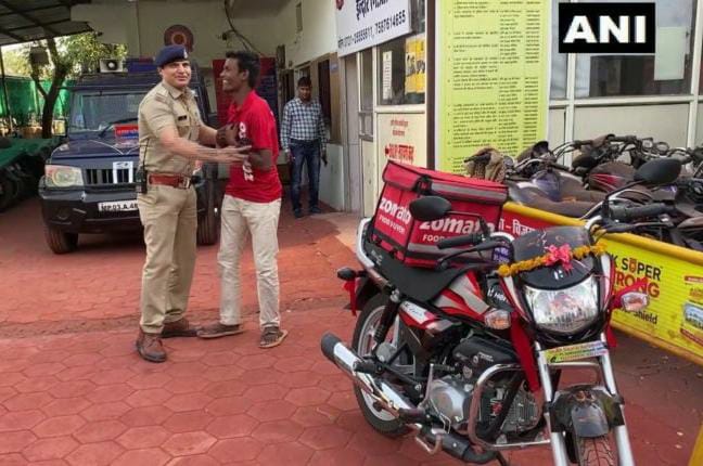 police generosity new bike given to the person who delivered by bicycle | वर्दीतील माणुसकी! फूड डिलिव्हरी करणाऱ्या तरुणासाठी पोलिसांचा पुढाकार; दिलं खास गिफ्ट अन्... police generosity new bike given to the person who delivered by bicycle | वर्दीतील माणुसकी! फूड डिलिव्हरी करणाऱ्या तरुणासाठी पोलिसांचा पुढाकार; दिलं खास गिफ्ट अन्...