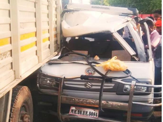 Tempo-car head-on collision in an overtake attempt; One killed, 15 injured | ओव्हरटेकच्या प्रयत्नात टेम्पो-कारची समोरासमोर धडक; एक ठार, १५ जखमी Tempo-car head-on collision in an overtake attempt; One killed, 15 injured | ओव्हरटेकच्या प्रयत्नात टेम्पो-कारची समोरासमोर धडक; एक ठार, १५ जखमी