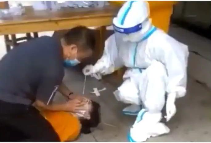 corona test being forcibly done in china your soul will tremble after watching these viral video | भयावह! चीनमध्ये जबरदस्तीने केली जातेय कोरोना चाचणी; व्हायरल Video पाहून उडेल थरकाप corona test being forcibly done in china your soul will tremble after watching these viral video | भयावह! चीनमध्ये जबरदस्तीने केली जातेय कोरोना चाचणी; व्हायरल Video पाहून उडेल थरकाप