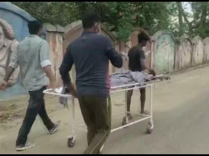 chhattisgarh kin of a patient seen taking him on stretcher to doctors residence | हृदयद्रावक! रुग्णालयातून डॉक्टरच गायब; रुग्णाला स्ट्रेचरवर ठेवून डॉक्टरांच्या घरी घेतली धाव अन्... chhattisgarh kin of a patient seen taking him on stretcher to doctors residence | हृदयद्रावक! रुग्णालयातून डॉक्टरच गायब; रुग्णाला स्ट्रेचरवर ठेवून डॉक्टरांच्या घरी घेतली धाव अन्...
