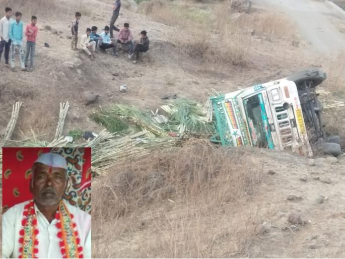 The pickup of sugarcane laborers fell into the pit; One laborer killed, 9 injured | उसतोड मजुरांची पिकअप खड्ड्यात कोसळली; एक मजूर ठार, ९ जखमी