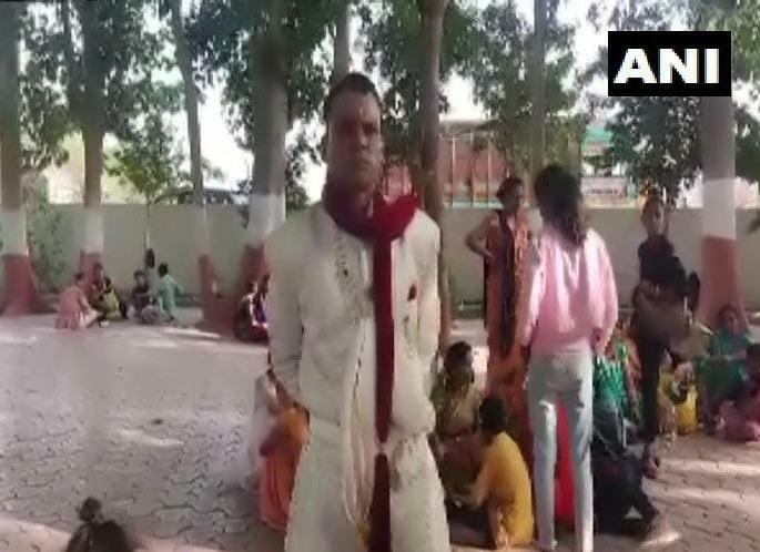wedding ceremony turned into violent clash over groom wearing sherwani stone pelting from both | तुफान राडा! लग्नात नवरदेवाच्या शेरवानीवरून वाद पेटला; जोरदार हाणामारी नंतर दगडफेक wedding ceremony turned into violent clash over groom wearing sherwani stone pelting from both | तुफान राडा! लग्नात नवरदेवाच्या शेरवानीवरून वाद पेटला; जोरदार हाणामारी नंतर दगडफेक