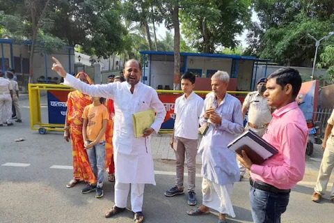 jdu leader awadhesh lal das reached cm house to plead for justice from nitish kumar expressed pain troubled | अरे देवा! पत्नीला कंटाळलेल्या नेत्याने मुख्यमंत्र्यांकडेच घेतली धाव; नेमकं काय आहे 'हे' प्रकरण?  jdu leader awadhesh lal das reached cm house to plead for justice from nitish kumar expressed pain troubled | अरे देवा! पत्नीला कंटाळलेल्या नेत्याने मुख्यमंत्र्यांकडेच घेतली धाव; नेमकं काय आहे 'हे' प्रकरण?