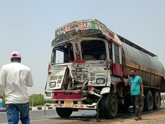 A tragic accident near Muktainagar; 5 killed as truck hits milk tanker | मुक्ताईनगरजवळ भीषण अपघात; दुधाच्या टँकरला ट्रकची धडक, 5 जणांचा मृत्यू A tragic accident near Muktainagar; 5 killed as truck hits milk tanker | मुक्ताईनगरजवळ भीषण अपघात; दुधाच्या टँकरला ट्रकची धडक, 5 जणांचा मृत्यू
