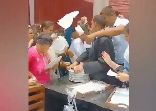 punjab teachers fight for free lunch after chief minister meeting video viral on social media | Video - मुख्यमंत्र्यांच्या सभेनंतर फ्री लंचसाठी शिक्षकांमध्ये तुफान राडा; प्लेटसाठी धक्काबुक्की 