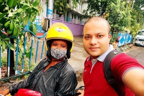 kolkata woman riding uber bike after job lost covid lockdown people came for support | प्रेरणादायी! कोरोनामुळे नोकरी गेली पण 'तिने' हार नाही मानली; बाईक चालवून भरते कुटुंबाचं पोट kolkata woman riding uber bike after job lost covid lockdown people came for support | प्रेरणादायी! कोरोनामुळे नोकरी गेली पण 'तिने' हार नाही मानली; बाईक चालवून भरते कुटुंबाचं पोट