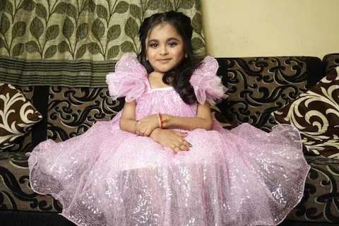 viral 19 year old girl looks like 6 year old born with renal rickets no bladder | बापरे! विचित्र आजारामुळे तरुणीची झाली भयंकर अवस्था; खरं वय समजताच व्हाल हैराण viral 19 year old girl looks like 6 year old born with renal rickets no bladder | बापरे! विचित्र आजारामुळे तरुणीची झाली भयंकर अवस्था; खरं वय समजताच व्हाल हैराण