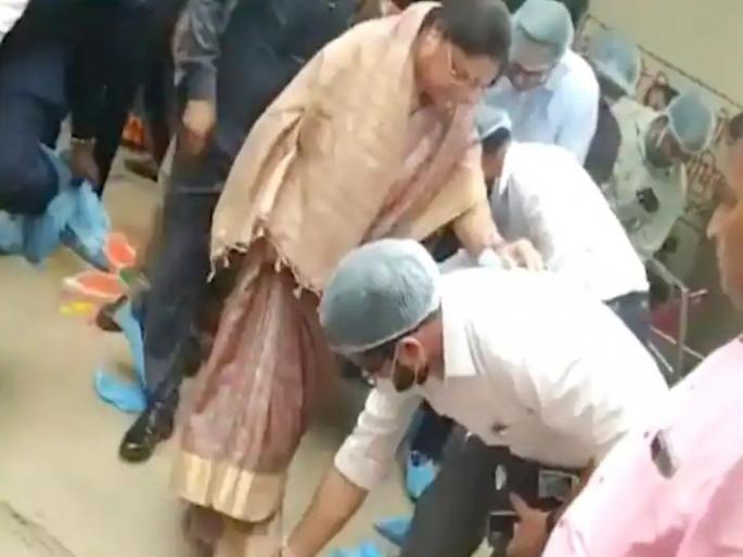 rld accuses the minister baby rani maurya by sharing the video | Video - संतापजनक! महिला मंत्र्यांनी कर्मचाऱ्याला काढायला सांगितले शूजचे डिस्पोजेबल कव्हर  rld accuses the minister baby rani maurya by sharing the video | Video - संतापजनक! महिला मंत्र्यांनी कर्मचाऱ्याला काढायला सांगितले शूजचे डिस्पोजेबल कव्हर