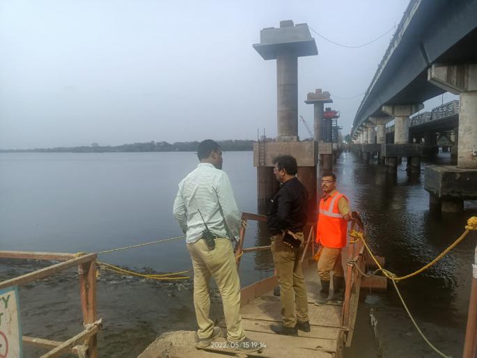 The young man jumped off the Kasheli bridge in bhiwandi; The search began by two boats | Video : कशेळी पूलावरुन तरुणाने घेतली उडी; दोन बोटींद्वारे शोध कार्य सुरु The young man jumped off the Kasheli bridge in bhiwandi; The search began by two boats | Video : कशेळी पूलावरुन तरुणाने घेतली उडी; दोन बोटींद्वारे शोध कार्य सुरु