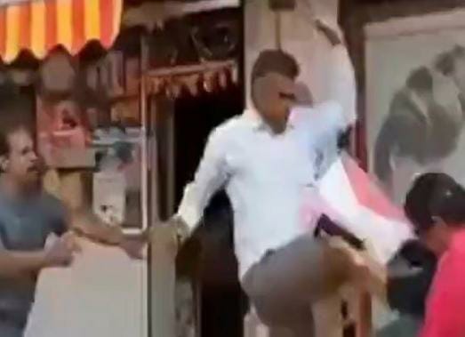 Crime News bagalkote karnataka man assaulting female lawyer viral video social media | संतापजनक! भररस्त्यात महिला वकिलाला लाथा-बुक्क्यांनी बेदम मारहाण; Video जोरदार व्हायरल Crime News bagalkote karnataka man assaulting female lawyer viral video social media | संतापजनक! भररस्त्यात महिला वकिलाला लाथा-बुक्क्यांनी बेदम मारहाण; Video जोरदार व्हायरल