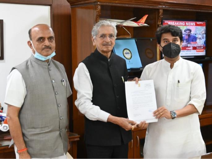 Shiv Sena-BJP together for renaming 'Chatrapati Sambhaji Maharaj Airport'; Subhash Desai- Bhagwat Karad meets Union Minister Jyotiraditya Scindia | 'संभाजी महाराज विमानतळ'साठी शिवसेना-भाजप सोबत; देसाई-कराड भेटले केंद्रीय मंत्री शिंदेंना