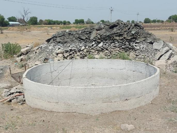 Excitement over finding a headless corpse in a well at Gangapur | गंगापुरात विहिरीत शीर नसलेला मृतदेह आढळल्याने खळबळ Excitement over finding a headless corpse in a well at Gangapur | गंगापुरात विहिरीत शीर नसलेला मृतदेह आढळल्याने खळबळ