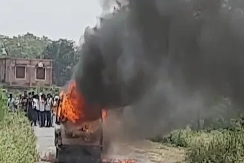 saran fire broke out in school van full of students driver fled children saved their lives by jumping from window | भयंकर! स्कूल व्हॅनला भीषण आग, चालक गेला पळून; मुलांनी खिडकीतून उड्या मारून वाचवला जीव