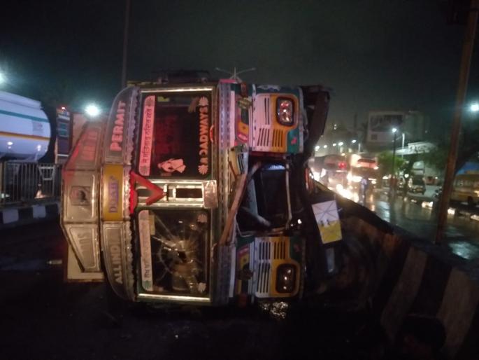 A tanker filled with Ethyl Benzyl Aniline (EBA) chemical capsized on Ghodbunder Road in Thane | Thane Tanker Accident: टॅंकरने रोखली घोडबंदरची वाहतूक; डिझेल टॅंक फुटला A tanker filled with Ethyl Benzyl Aniline (EBA) chemical capsized on Ghodbunder Road in Thane | Thane Tanker Accident: टॅंकरने रोखली घोडबंदरची वाहतूक; डिझेल टॅंक फुटला