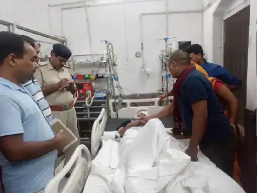 Crime News miscreants threw girl from jansadharan express in samastipur condition critical | धक्कादायक! "ते अत्यंत वाईट कमेंटसह मला घाणेरडा स्पर्श करत होते"; मुलीने ट्रेनमधून मारली उडी Crime News miscreants threw girl from jansadharan express in samastipur condition critical | धक्कादायक! "ते अत्यंत वाईट कमेंटसह मला घाणेरडा स्पर्श करत होते"; मुलीने ट्रेनमधून मारली उडी