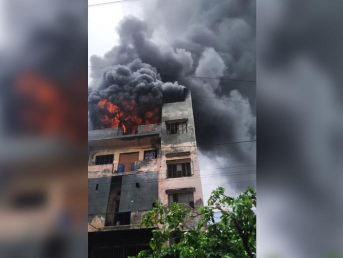 A fire broke out at a thinner factory, death of one and six injuring | भडका! थिनरच्या कारखान्याला भीषण आग, एकाचा मृत्यू तर 6 जण जखमी A fire broke out at a thinner factory, death of one and six injuring | भडका! थिनरच्या कारखान्याला भीषण आग, एकाचा मृत्यू तर 6 जण जखमी