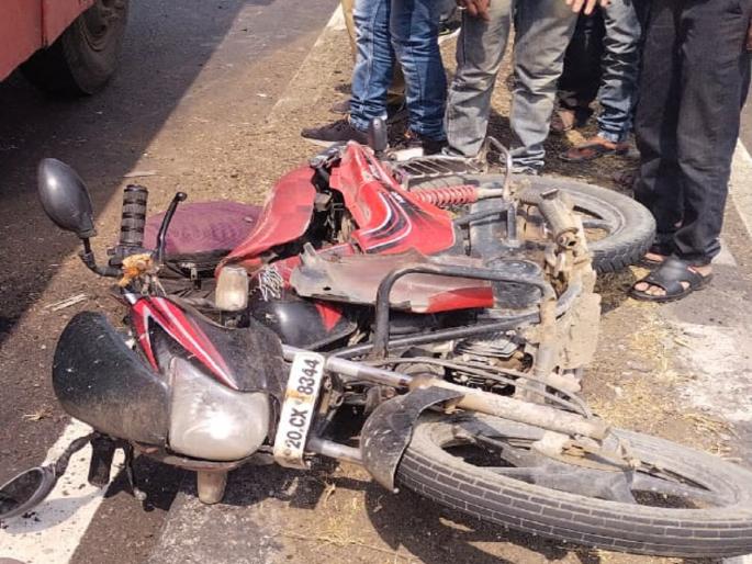 The couple's tragic accident while returning from a relative's wedding; Wife killed, husband and son in critical condition | नातेवाईकाच्या लग्नावरून परताना दाम्पत्याचा भीषण अपघात; पत्नी ठार, पती व मुलगा अत्यवस्थ The couple's tragic accident while returning from a relative's wedding; Wife killed, husband and son in critical condition | नातेवाईकाच्या लग्नावरून परताना दाम्पत्याचा भीषण अपघात; पत्नी ठार, पती व मुलगा अत्यवस्थ