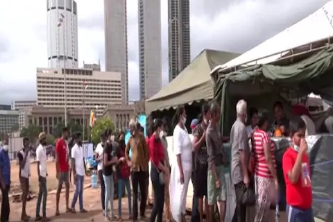 sri lanka crisis huge shortage of oil gas and food items people suffering from hunger | श्रीलंका संकटात! तेल, गॅस, अन्नपदार्थांचा मोठा तुटवडा; भुकेने व्याकूळ लोक म्हणतात 'मृत्यू हाच पर्याय' sri lanka crisis huge shortage of oil gas and food items people suffering from hunger | श्रीलंका संकटात! तेल, गॅस, अन्नपदार्थांचा मोठा तुटवडा; भुकेने व्याकूळ लोक म्हणतात 'मृत्यू हाच पर्याय'