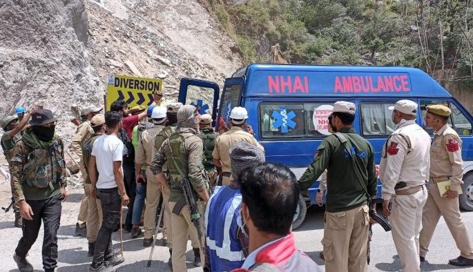 J-K tunnel accident: Big accident! Part of the tunnel under construction collapsed, 10 bodies recovered | J-K tunnel accident : मोठी दुर्घटना! निर्माणाधीन बोगद्याचा भाग कोसळला, १० मृतदेह काढले बाहेर J-K tunnel accident: Big accident! Part of the tunnel under construction collapsed, 10 bodies recovered | J-K tunnel accident : मोठी दुर्घटना! निर्माणाधीन बोगद्याचा भाग कोसळला, १० मृतदेह काढले बाहेर