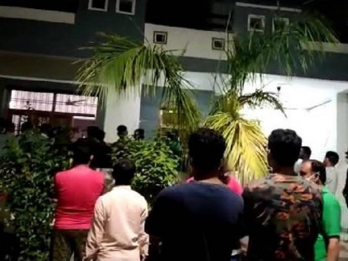 Mother's body was lying in the house for 10 days; The girl who stayed with her, finally it was revealed ... | १० दिवस घरात पडला होता आईचा मृतदेह; तिच्यासोबतच राहिली मुलगी, अखेर असा झाला प्रकार उघड... Mother's body was lying in the house for 10 days; The girl who stayed with her, finally it was revealed ... | १० दिवस घरात पडला होता आईचा मृतदेह; तिच्यासोबतच राहिली मुलगी, अखेर असा झाला प्रकार उघड...