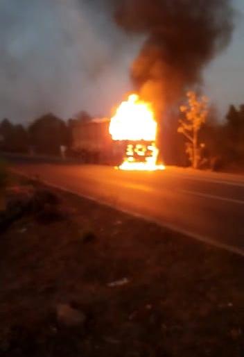 "The burning truck" on the Mumbai-Nashik highway, fortunately not injured | मुंबई-नाशिक महामार्गावर "द बर्निंग ट्रक", सुदैवाने जखमी नाही