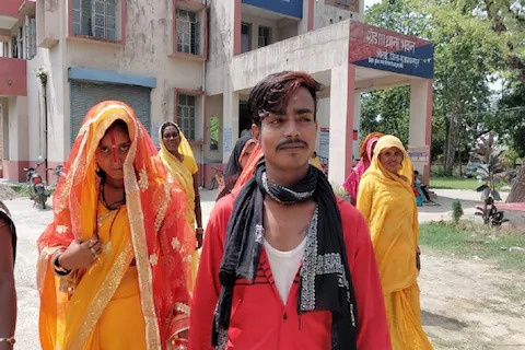 muzaffarpur marriage bua bhateeja love affair both flee and hitched know what happen thereafter | कोचिंग क्लासमध्ये आत्या-भाच्याचं सूत जुळलं; एकमेकांसाठी घरदार सोडलं, पळून जाऊन लग्न केलं 