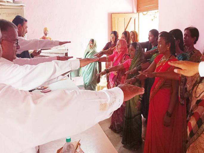 Kunku will smile again! Revolutionary step of Paithan Municipal Council, Chinchkheda Gram Panchayat against widow practice | कुंकू पुन्हा हसणार! विधवा प्रथेविरोधात पैठण नगरपरिषद, चिंचखेडा ग्रामपंचायतचे क्रांतिकारी पाऊल Kunku will smile again! Revolutionary step of Paithan Municipal Council, Chinchkheda Gram Panchayat against widow practice | कुंकू पुन्हा हसणार! विधवा प्रथेविरोधात पैठण नगरपरिषद, चिंचखेडा ग्रामपंचायतचे क्रांतिकारी पाऊल