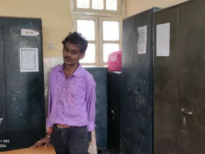 crorepati sweeper dheeraj did not withdraw salary for 10 years allahabad prayagraj | बापरे! लोकांकडे भीक मागणारा स्वीपर निघाला करोडपती; 10 वर्षांपासून काढला नाही पगार crorepati sweeper dheeraj did not withdraw salary for 10 years allahabad prayagraj | बापरे! लोकांकडे भीक मागणारा स्वीपर निघाला करोडपती; 10 वर्षांपासून काढला नाही पगार