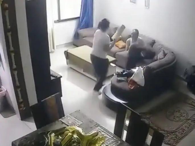 Video alwar husband troubled by wife beating sought protection from court exceeded limits of torture | Video - बॅट, तव्याने 'ती' रोज बेदम मारहाण करते, बायकोला कंटाळलेल्या नवऱ्याने मांडली व्यथा Video alwar husband troubled by wife beating sought protection from court exceeded limits of torture | Video - बॅट, तव्याने 'ती' रोज बेदम मारहाण करते, बायकोला कंटाळलेल्या नवऱ्याने मांडली व्यथा