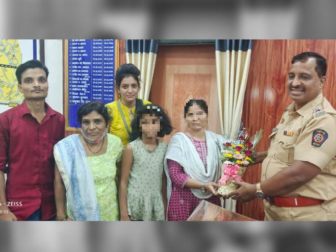 The mother got angry and the girl went to Karjat by local, returned home safely due to the awareness of the professor | आई रागावल्याने मुलगी लोकलने कर्जतला गेली, प्राध्यापिकेच्या जागरूकतेमुळे सुखरूप घरी परतली The mother got angry and the girl went to Karjat by local, returned home safely due to the awareness of the professor | आई रागावल्याने मुलगी लोकलने कर्जतला गेली, प्राध्यापिकेच्या जागरूकतेमुळे सुखरूप घरी परतली