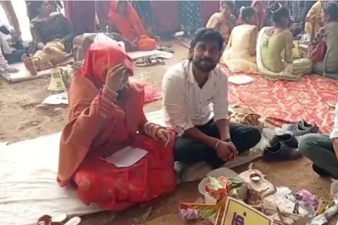 Crime News sagar netik choudhary detained for marrying second time in sagar to take cm kanya vivah yojana benefits | अजबच! 15 दिवसांत दुसऱ्यांदा बोहल्यावर चढला काँग्रेसचा नेता; पोलिसांनी मंडपातून घेतलं ताब्यात Crime News sagar netik choudhary detained for marrying second time in sagar to take cm kanya vivah yojana benefits | अजबच! 15 दिवसांत दुसऱ्यांदा बोहल्यावर चढला काँग्रेसचा नेता; पोलिसांनी मंडपातून घेतलं ताब्यात