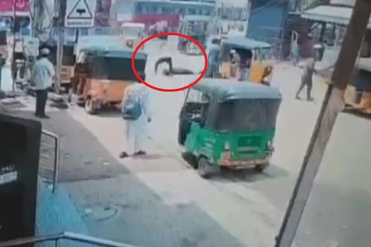Crime News 6 children mother refused to marry man stabbed several time on road in hyderabad one sided love | भयंकर! 6 मुलांच्या आईवर एकतर्फी प्रेमातून रस्त्यात चाकूने वार; थरारक घटनेचा Video व्हायरल Crime News 6 children mother refused to marry man stabbed several time on road in hyderabad one sided love | भयंकर! 6 मुलांच्या आईवर एकतर्फी प्रेमातून रस्त्यात चाकूने वार; थरारक घटनेचा Video व्हायरल