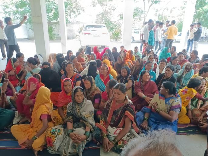 Villagers angry over assistant police inspector; Thiyaa on SP office with MLAs for suspension | सहाय्यक पोलीस निरीक्षकावर ग्रामस्थांचा रोष; निलंबनासाठी आमदारांसह एसपी ऑफिसला ठिय्या Villagers angry over assistant police inspector; Thiyaa on SP office with MLAs for suspension | सहाय्यक पोलीस निरीक्षकावर ग्रामस्थांचा रोष; निलंबनासाठी आमदारांसह एसपी ऑफिसला ठिय्या