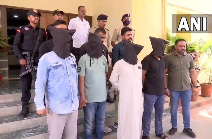 Four accused in 1993 Mumbai serial blasts have been remanded in judicial custody for 14 days | १९९३ मुंबई साखळी बॉम्बस्फोटातील चार आरोपींना १४ दिवसांची न्यायालयीन कोठडी Four accused in 1993 Mumbai serial blasts have been remanded in judicial custody for 14 days | १९९३ मुंबई साखळी बॉम्बस्फोटातील चार आरोपींना १४ दिवसांची न्यायालयीन कोठडी