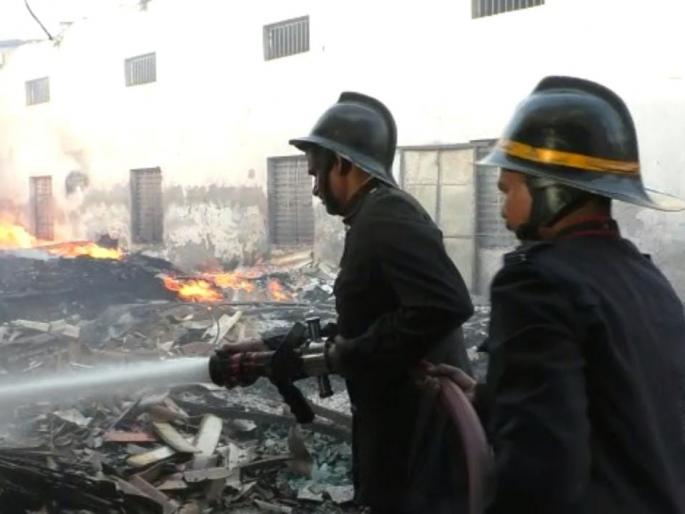 A huge fire broke out in a furniture warehouse in Bhiwandi | भिवंडीत फर्निचर गोदामाला भीषण आग, साहित्य जळून खाक A huge fire broke out in a furniture warehouse in Bhiwandi | भिवंडीत फर्निचर गोदामाला भीषण आग, साहित्य जळून खाक