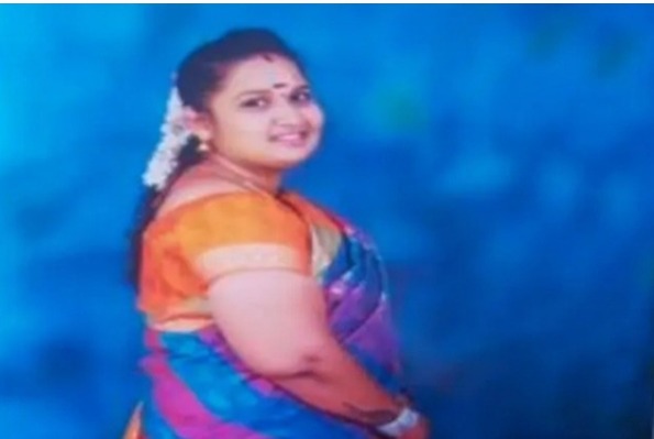 The mother stayed in the house for 4 days with her daughter's body, People broke down the door of the house due to bad smell | मुलीचा मृतदेह घेऊन आई ४ दिवस घरातच राहिली, दुर्गंधीमुळे लोकांनी तोडला घराचा दरवाजा The mother stayed in the house for 4 days with her daughter's body, People broke down the door of the house due to bad smell | मुलीचा मृतदेह घेऊन आई ४ दिवस घरातच राहिली, दुर्गंधीमुळे लोकांनी तोडला घराचा दरवाजा