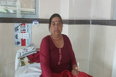 mandi old lady patient slapped by sunder civil hospital doctor complaint filed on cm helplines | संतापजनक! पोटदुखीने त्रस्त असणाऱ्या 60 वर्षीय महिलेला डॉक्टरने लगावल्या कानशिलात mandi old lady patient slapped by sunder civil hospital doctor complaint filed on cm helplines | संतापजनक! पोटदुखीने त्रस्त असणाऱ्या 60 वर्षीय महिलेला डॉक्टरने लगावल्या कानशिलात